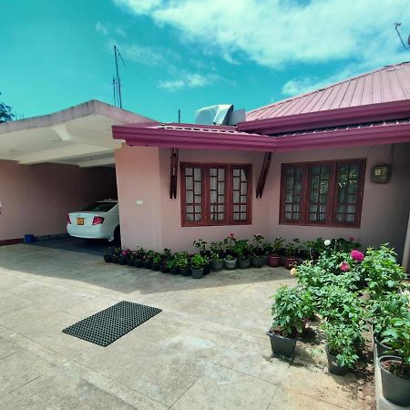 Thuvaraga Inn Nuwara Eliya Bagian luar foto