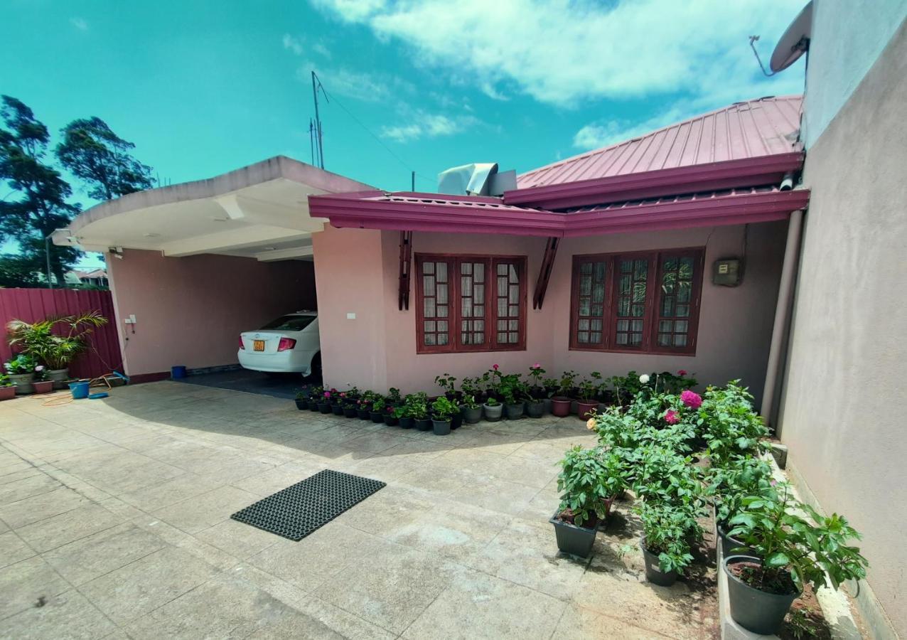 Thuvaraga Inn Nuwara Eliya Bagian luar foto